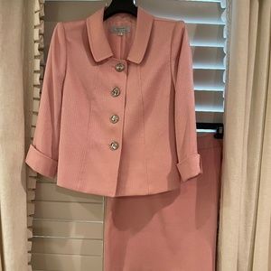 TAHARI ARTHUR S LAVINE 2 PIECE SUIT - PINK SIZE 14